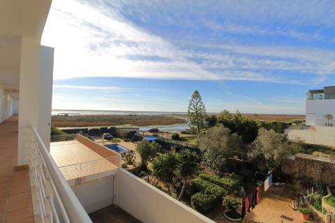 Formidável Apartamento T2 em Condomínio Privado e com Vista Mar em Fuzeta