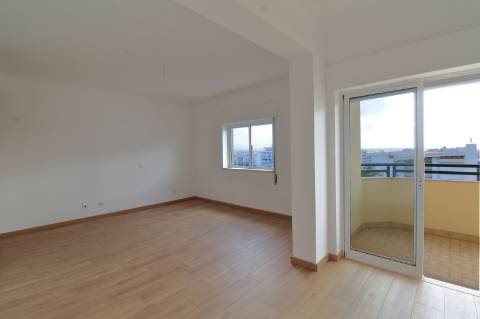 Apartamento T5 Triplex Penthouse com Piscina Privada e Garagem em Faro