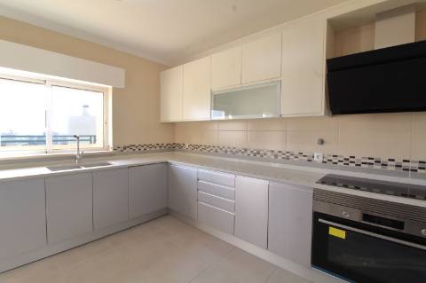 Apartamento T5 Triplex Penthouse com Piscina Privada e Garagem em Faro