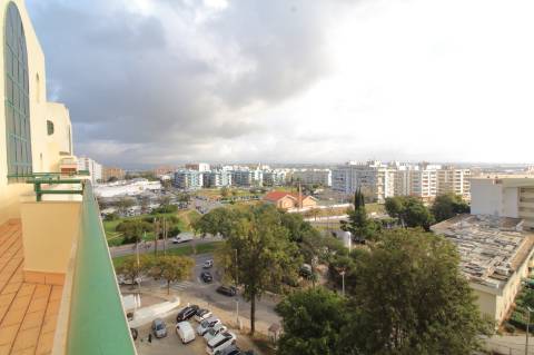 Apartamento T5 Triplex Penthouse com Piscina Privada e Garagem em Faro