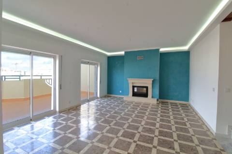 Apartamento T5 Triplex Penthouse com Piscina Privada e Garagem em Faro