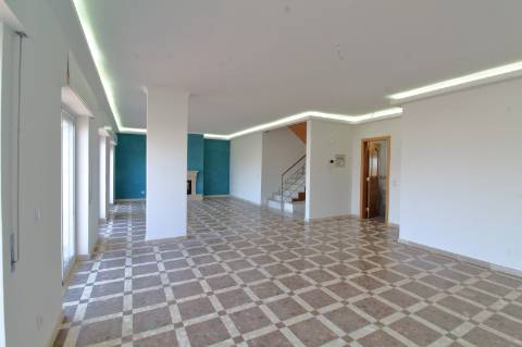 Apartamento T5 Triplex Penthouse com Piscina Privada e Garagem em Faro