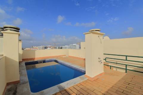 Apartamento T5 Triplex Penthouse com Piscina Privada e Garagem em Faro