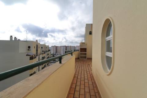 Apartamento T5 Triplex Penthouse com Piscina Privada e Garagem em Faro