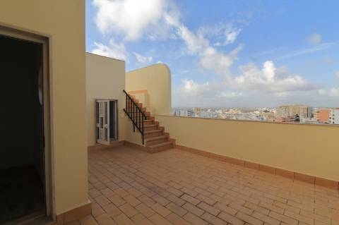 Apartamento T5 Triplex Penthouse com Piscina Privada e Garagem em Faro