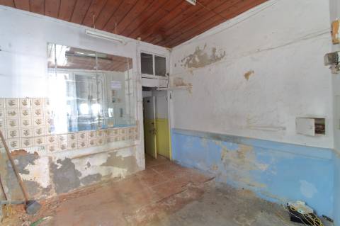 Moradia T3 + Moradia T1 para Recuperar em Faro