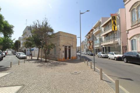 Moradia T3 + Moradia T1 para Recuperar em Faro