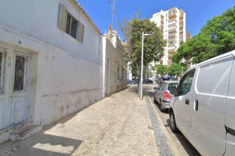 Moradia T3 + Moradia T1 para Recuperar em Faro