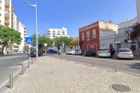 Moradia T3 + Moradia T1 para Recuperar em Faro