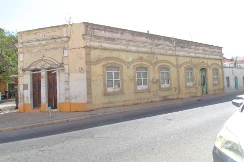 Moradia T3 + Moradia T1 para Recuperar em Faro