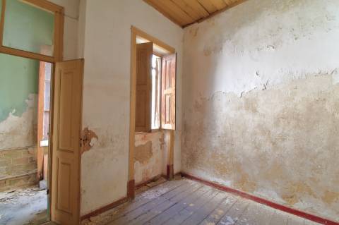 Moradia T3 + Moradia T1 para Recuperar em Faro