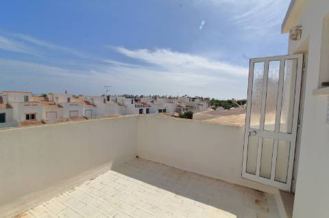 Moradia T4 Geminada com Garagem em Fuzeta