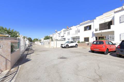 Moradia T4 Geminada com Garagem em Fuzeta