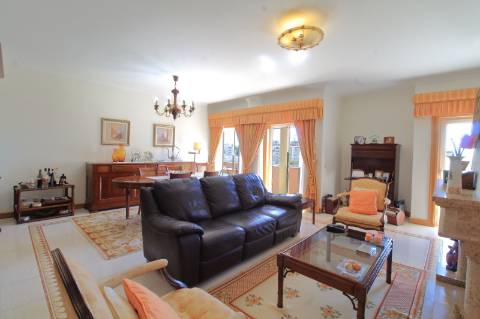 Apartamento T4 com Garagem Box em Faro