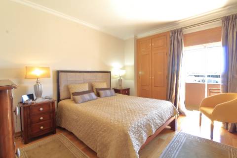 Apartamento T4 com Garagem Box em Faro