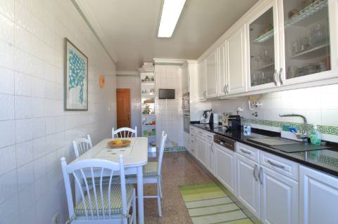 Apartamento T4 com Garagem Box em Faro