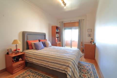 Apartamento T4 com Garagem Box em Faro