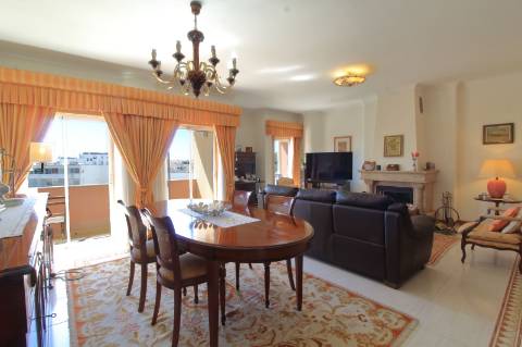 Apartamento T4 com Garagem Box em Faro