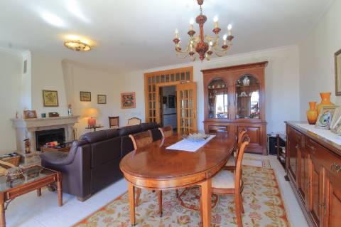 Apartamento T4 com Garagem Box em Faro