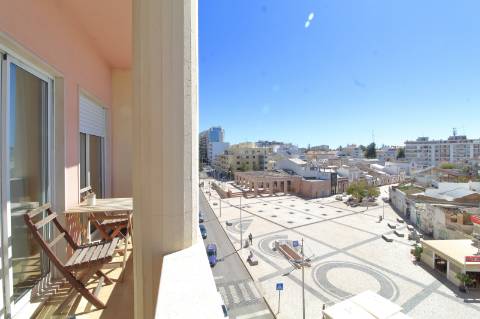 Apartamento T4 com Garagem Box em Faro