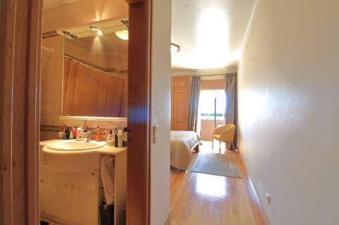 Apartamento T4 com Garagem Box em Faro