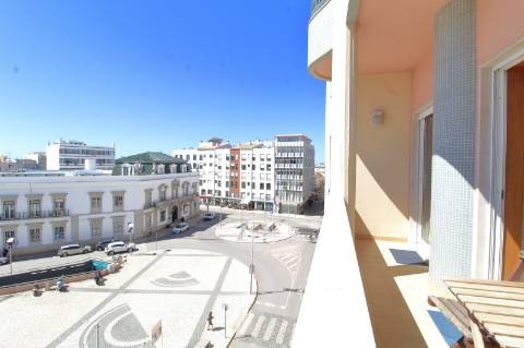 Apartamento T4 com Garagem Box em Faro