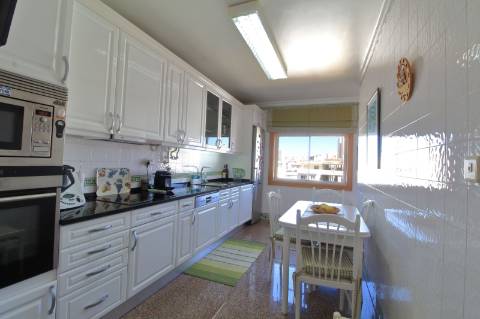 Apartamento T4 com Garagem Box em Faro