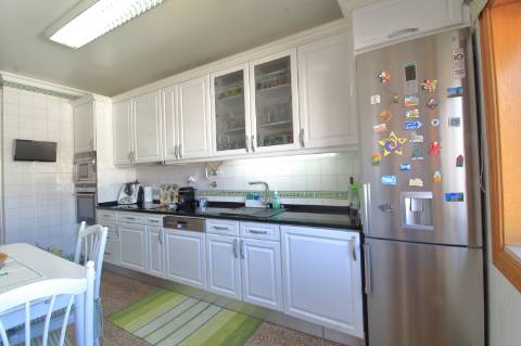 Apartamento T4 com Garagem Box em Faro