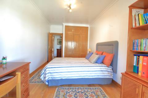 Apartamento T4 com Garagem Box em Faro