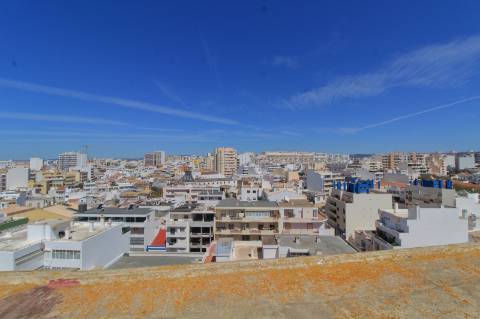 Apartamento T4 com Garagem Box em Faro