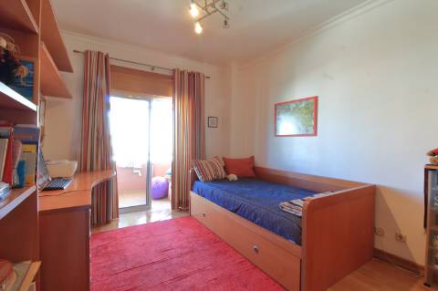 Apartamento T4 com Garagem Box em Faro