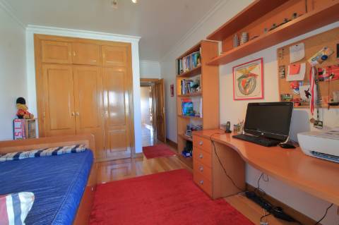 Apartamento T4 com Garagem Box em Faro