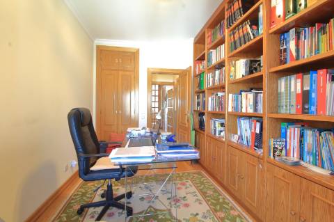 Apartamento T4 com Garagem Box em Faro