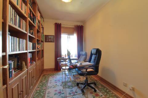 Apartamento T4 com Garagem Box em Faro