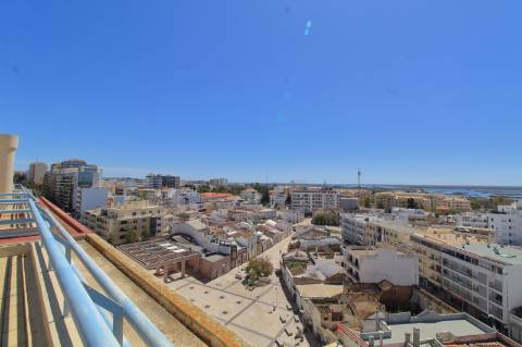 Apartamento T4 com Garagem Box em Faro