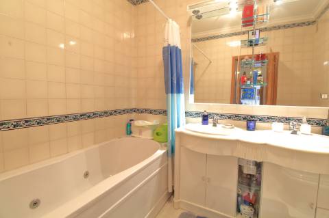 Apartamento T4 com Garagem Box em Faro