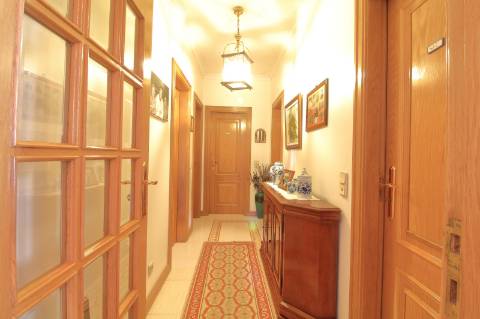 Apartamento T4 com Garagem Box em Faro