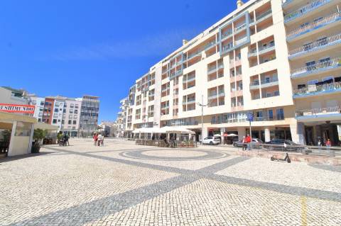 Apartamento T4 com Garagem Box em Faro
