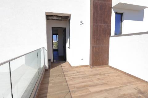 Moradia T3 com Vista Mar, Piscina e Estacionamento em Fuzeta