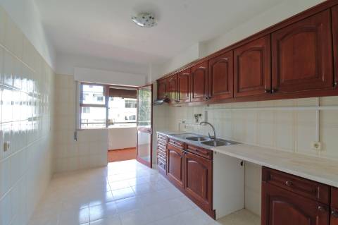 Apartamento T3 com Estacionamento em Faro