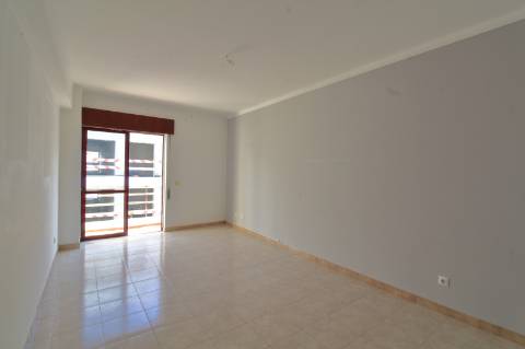 Apartamento T3 com Estacionamento em Faro