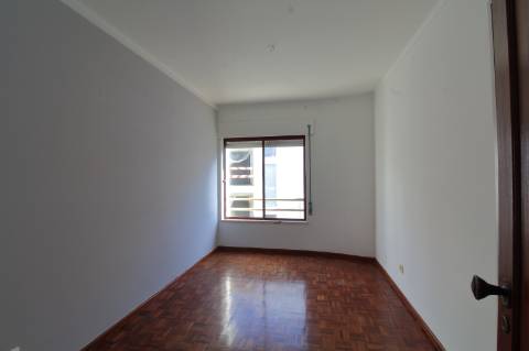 Apartamento T3 com Estacionamento em Faro