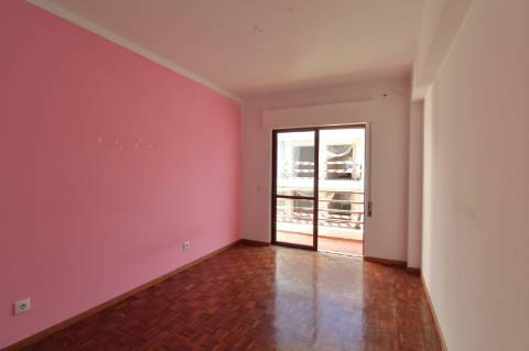 Apartamento T3 com Estacionamento em Faro