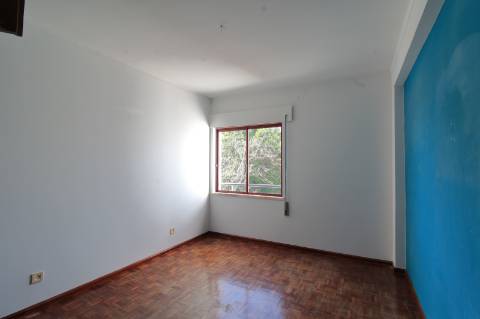 Apartamento T3 com Estacionamento em Faro