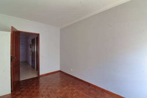 Apartamento T3 com Estacionamento em Faro