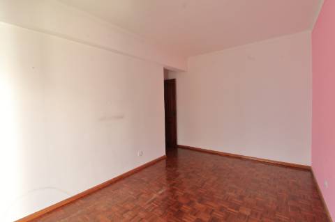 Apartamento T3 com Estacionamento em Faro