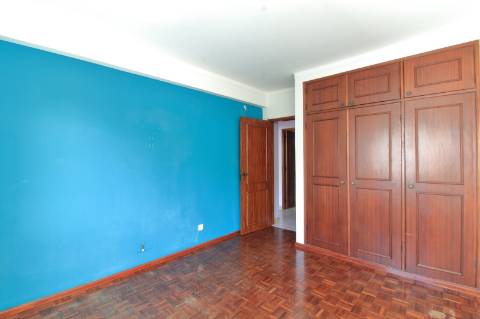 Apartamento T3 com Estacionamento em Faro