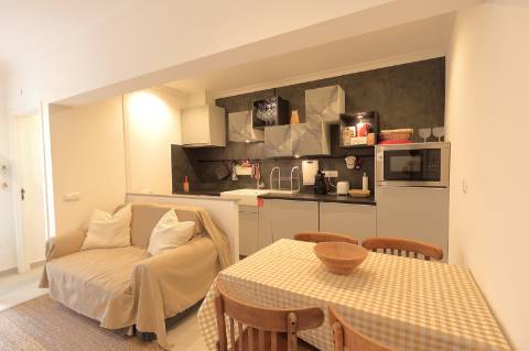 Moradia Típica T2 Renovada com Quintal em Fuzeta