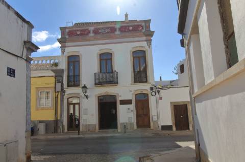 Moradia T2+1 com Espaço Comercial em Estoi - Faro