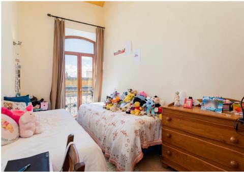 Moradia T2+1 com Espaço Comercial em Estoi - Faro